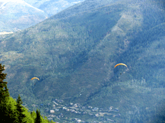 Two paragliders below us