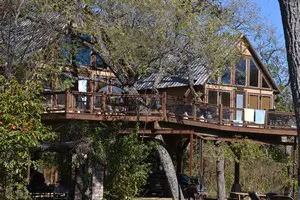 Tree house at Geronimo Creek Resort